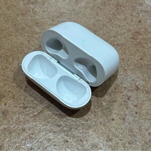 Apple AirPods 3rd Gen MagSafe Replacement Charging Case A2566 White Excellent